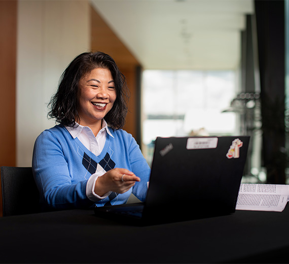 Un professeur et un étudiant observent un écran d’ordinateur dans un laboratoire
