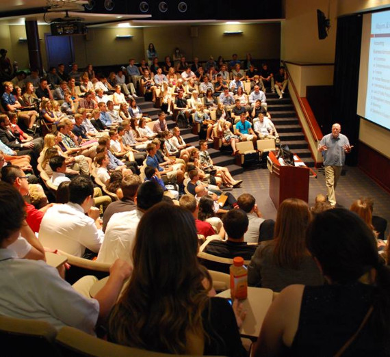 Une femme en t-shirt avec une étoile s'appuie contre une rambarde